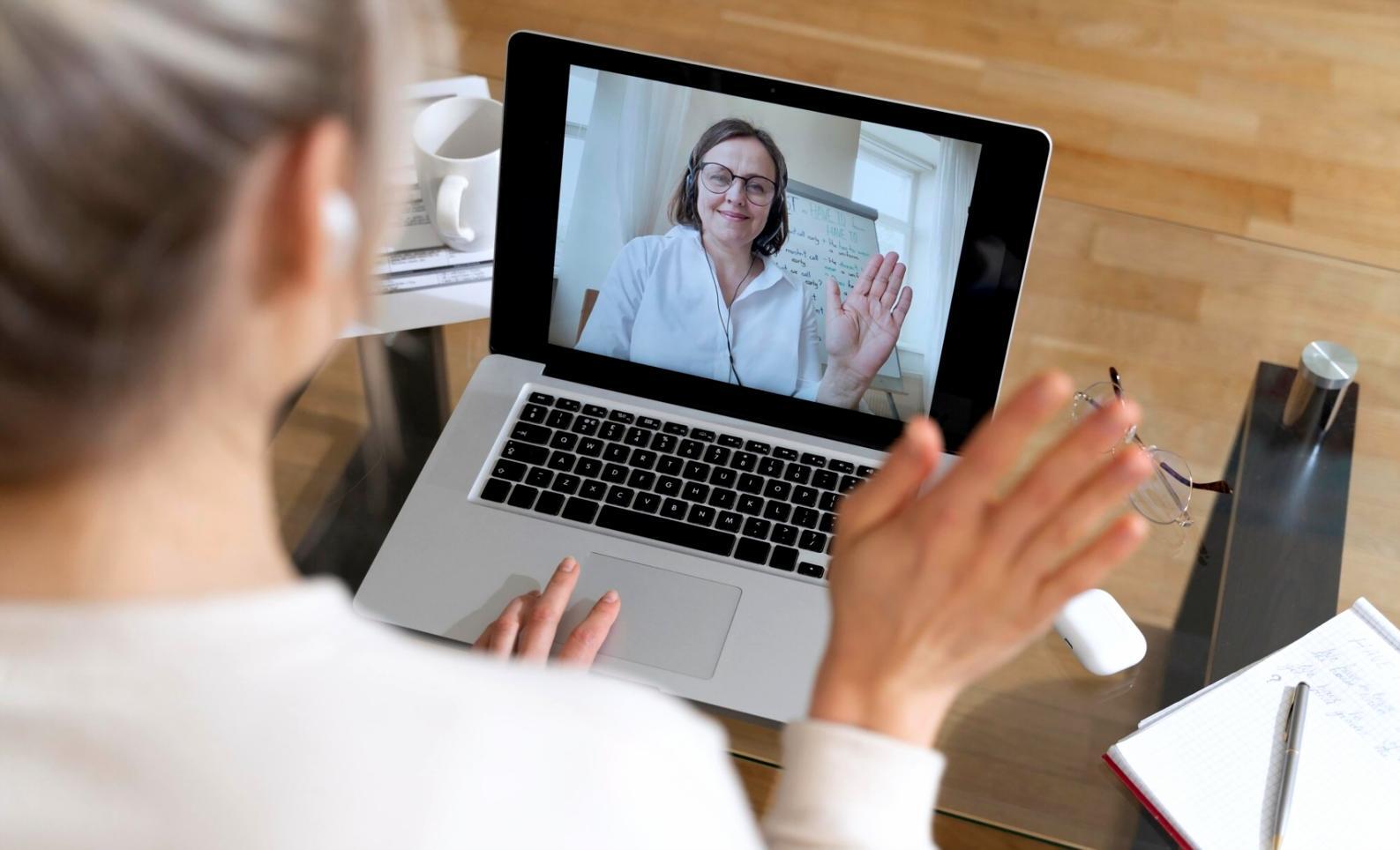 Participantes del programa trabajando en análisis financiero con herramientas profesionales